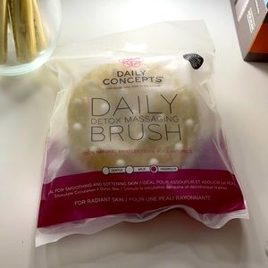 Daily concepts detox massaging brush
